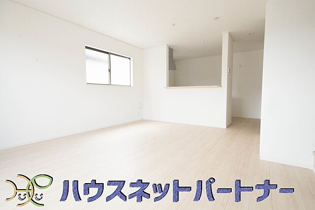 【リビングダイニング】うららかな陽射しがどのお部屋にも降り注ぎますように、快適さを追求した間取設計。得難い立地環境での生活を恵みの豊かな永住の地へと変えてくれます。