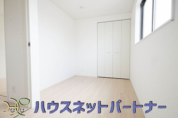 【子供部屋】独立性を高めたお部屋。たっぷりの収納も配備しており、片付いた空間を現実出来そう。陽光も降り注ぐ明るく開放的な空間が魅力的。