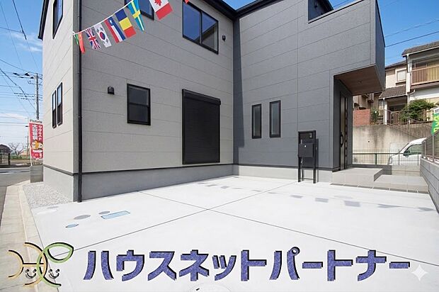 【駐車場】カースペース２台可。敷地内に駐車スペースが2台分確保されています。通勤、お出かけ、ショッピングなど、家族で出かける際の足となる車。状況に応じて使い分けたい、そんな方におすすめです。