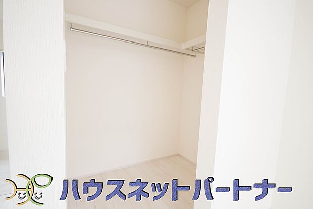 【ウォークインクローゼット】【ウォークインクローゼット】【収納】 各所に配置された収納スペースは、洋服や小物はもちろんのこと、掃除機や日用予備品・お子様のおもちゃなど様々な物を収納して頂ける便利なスペースです。