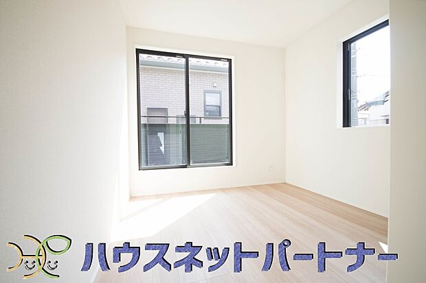【寝室】柔らかな日差しが入る洋室は落ち着いた雰囲気のお部屋です。ベッドを置いてゆったりと心も体も休まるお部屋へ。