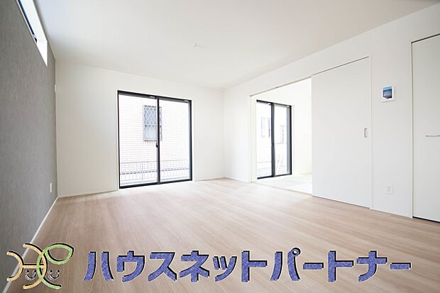 【ダイニング】明るく開放的なダイニング。家族とのコミュニケーションが取りやすく、みんなの笑顔が溢れます