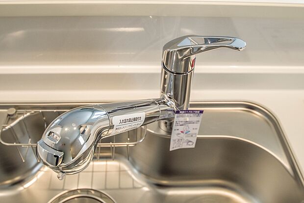 【浄水器】「原水（水道水）」「シャワー」「浄水」を切り替えられる浄水器内蔵水栓です。