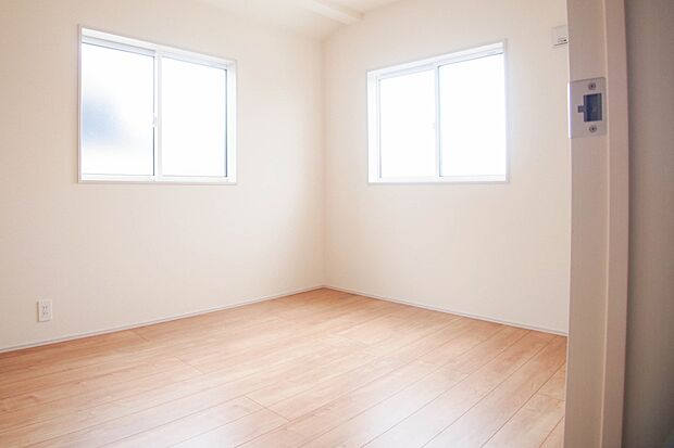 【寝室】バルコニーに直接出入りできるお部屋です。ちょっと外の空気を吸いたい時や、ベランダでミニガーデニングなども楽しめそうです。