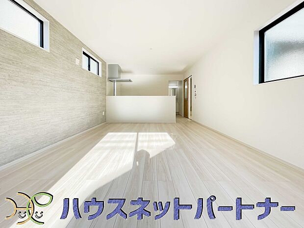 17帖のLDKは広々。光彩豊かでリラックスした空気がお部屋全体に広がります。