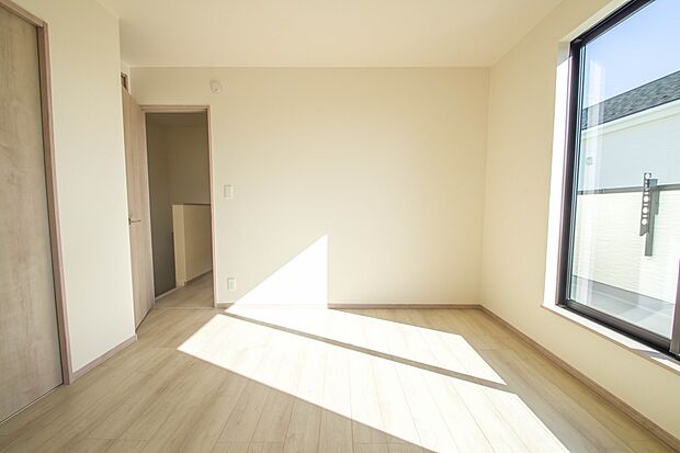 【寝室】バルコニーに直接出入りできるお部屋です。ちょっと外の空気を吸いたい時や、ベランダでミニガーデニングなども楽しめそうです。