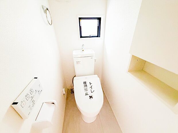 【トイレ】小窓を設置する事により明るく、通気性の良いトイレとなっております。中はゆとりのある大きさを確保しておりますので、ゆったりとお使い頂けます。 