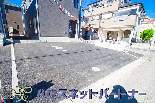 【駐車場】ゆったりとした駐車スペースを確保いたしましたので、大きめのお車でも駐車可能です。自転車やバイクなど、ゆとりのある敷地で置き場所に困ることはないでしょう。