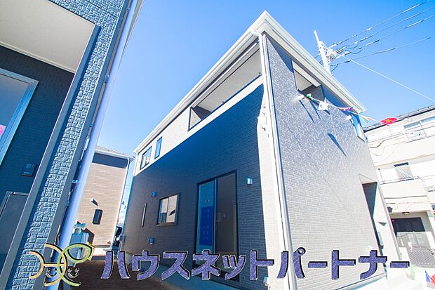 【現地外観写真】堂々たる趣ながら、主張し過ぎずどこか余裕を感じさせるシャープなフォルムで佇む邸宅は、晴天の空と照らし合わせる事で、本来あるべき完成形の姿を見せてくれます。