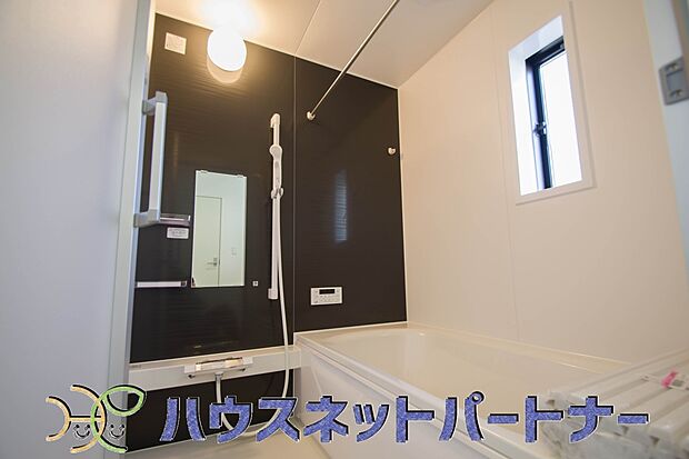 【浴室】心地よいバスタイムを演出する浴室はゆとりあるサイズを採用。保温機能付き、汚れをはじく有機ガラス系の新素材を採用した浴室。美しく機能的な設備を採用。