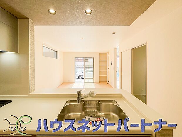 【ダイニングキッチン】カウンターキッチンなら、リビングで遊ぶ子供の様子を見ながら料理ができるので安心です。料理を運んでもらったり、子供にお手伝いしてもらいやすいのもいいですね♪