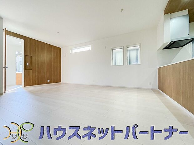 【リビングダイニング】リビングは、食事スペースと寛げる場所設けてもまだ余裕の広さ。明るい光が照らしてくれます。