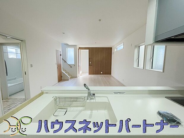 【ダイニングキッチン】人工大理石のワークトップやシンクは、水を流しただけできれいになったように見えます。白いキッチンは明るく清潔感があり、とっても素敵です。