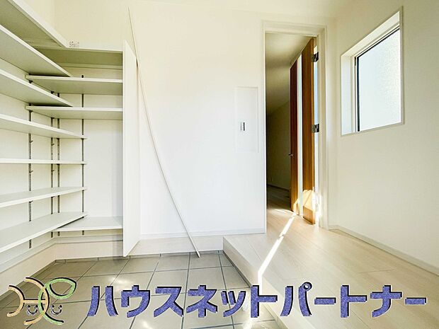 【玄関】大型のシューズボックスには靴やブーツ、サンダルはもちろん、ハンカチや手袋、バック類などのお出かけ用品、印鑑や朱肉なども収納可能です。