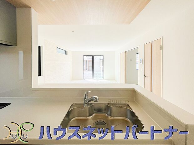 【ダイニングキッチン】人工大理石のワークトップやシンクは、水を流しただけできれいになったように見えます。白いキッチンは明るく清潔感があり、とっても素敵です。