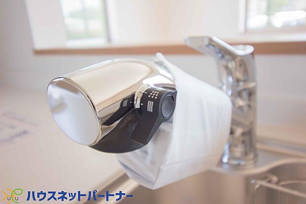 【浄水器】一つの蛇口で「原水（水道水）」「シャワー」「浄水」を切り替えられる、浄水器を内蔵した混合水栓です。浄水は、水栓本体の首部分に付属のカートリッジをセットして使用します。