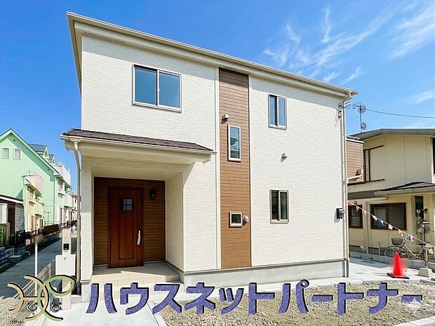 【現地外観写真】街に溶け合う美しい景観と、採光や風通しを考えて設計された間取り。近隣の視線を考え調整した窓位置など、外観だけでなく、住まうご家族の心地よさを最優先しました。