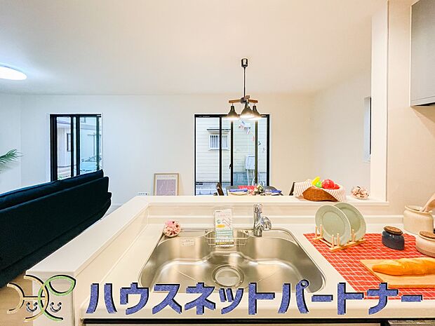 【キッチン】家族の様子を見ながらキッチンでお料理。一日の出来事を会話しながらの家事は嬉しいコミュニケーション。