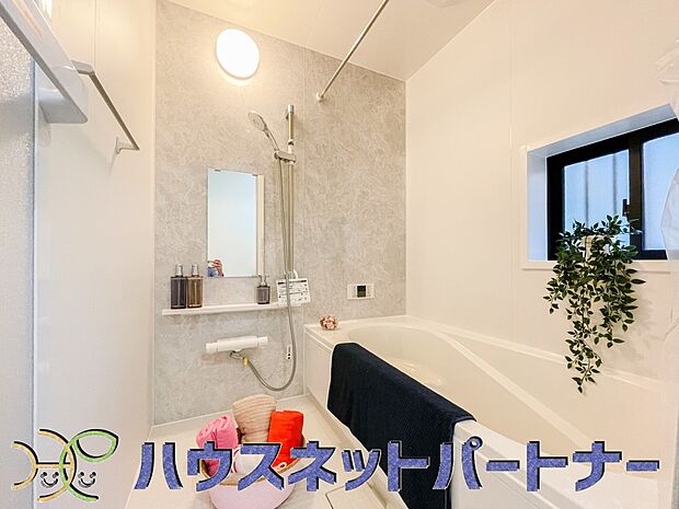 【浴室】心地よいバスタイムを演出する浴室はゆとりあるサイズを採用。保温機能付き、汚れをはじく有機ガラス系の新素材を採用した浴室。美しく機能的な設備を採用。