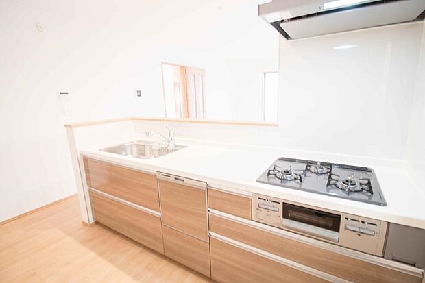 【キッチン】人工大理石トップを纏った最新設備搭載のシステムキッチン。収納数も多いので、常に纏まりある空間に。DKを見守りながらお料理も出来るので、お子様がいても安心です。