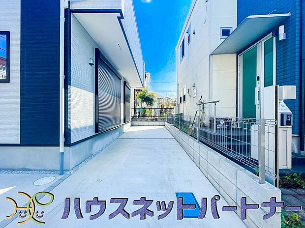 【駐車場】駐車場がある戸建を持つ最大のメリットは、駐車場代金を支払い続ける必要がないことです。賃貸住宅に住んでいる方が、戸建の購入を考えるきっかけに挙げることが多いようです。