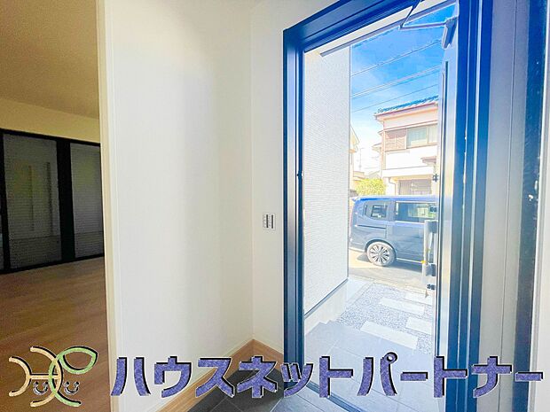 【玄関】玄関の扉を開けるとそこは家族の待つお家。笑い声が聞こえてきそう。
