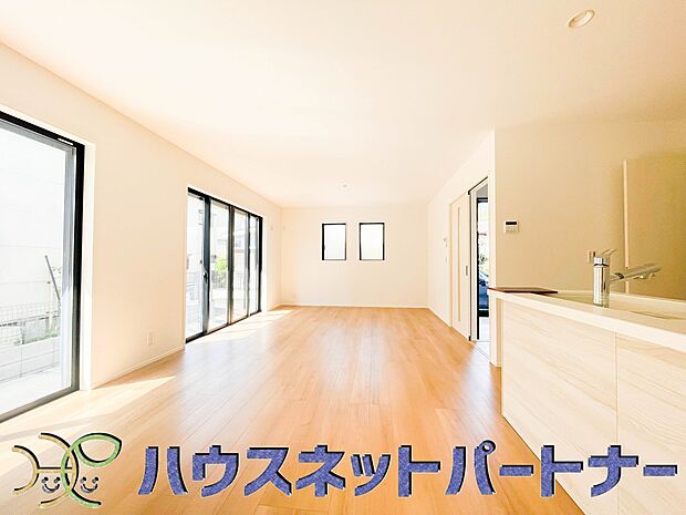 【リビングダイニング】家族の温かさと陽光の暖かさ、楽しい毎日と明るい未来を予感させる「空間が織り成すひとつ先の住み心地」を演出します。