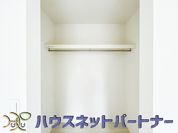 【ウォークインクローゼット】WICのメリットの1つ目は、1箇所にまとめて収納が出来ること。2つ目は、衣替えが必要ないこと。3つ目は、扉が少なくなり室内がスッキリ見えること。