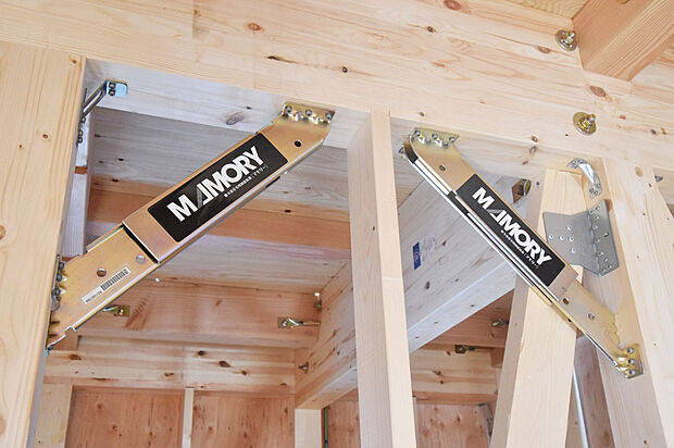 【制振ダンパー 】地震エネルギーを吸収し構造躯体へのダメージを軽減します。