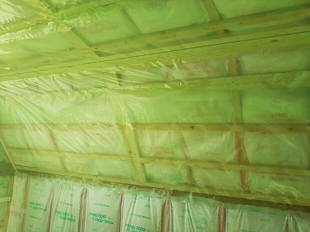 【省エネ仕様　】天井と壁にグラスウールを装備、外気の気温変化を軽減し、エアコン効率の高い快適な住空間に保ちます。