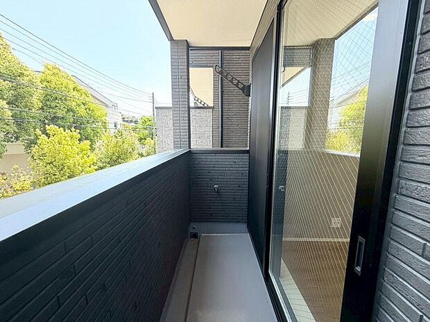 【C号棟 バルコニー】風の通り道。舞い込んでくる風が優しく躍り、室内に爽やかな空気を運んでくる。そこに季節の息吹を感じて、いまがどんな季節なのかを実感する。
