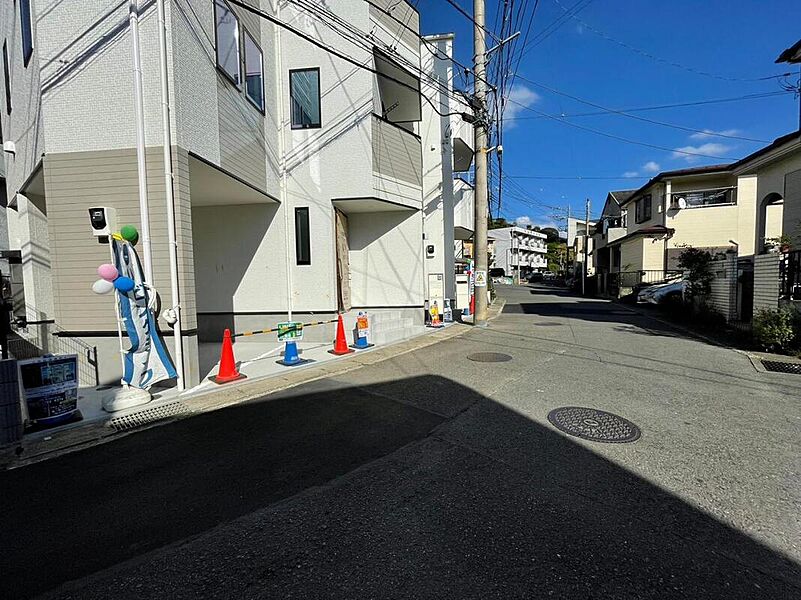 B号棟　玄関につながる駐車スペースなので、重い荷物の出し入れの負担を最小限に抑えられます。