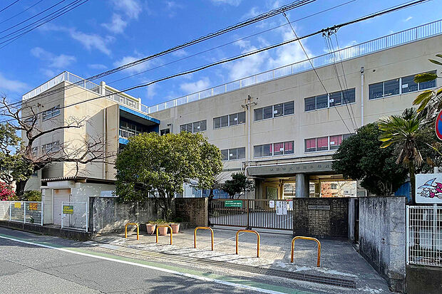 明治7年創立の歴史ある学校です。「かしこく・やさしく・たくましく」を掲げ、豊かな心と自立心を育む教育を実践し、地域と共に歩んでいます。