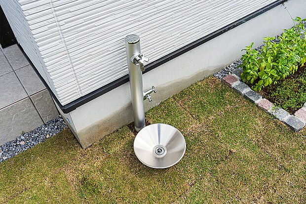 【【デザイン立水栓】】庭や植栽の水やりはもちろん、洗車など活用できるデザイン性の高い水栓をご用意しました。(現地外観写真/2025年11月撮影)