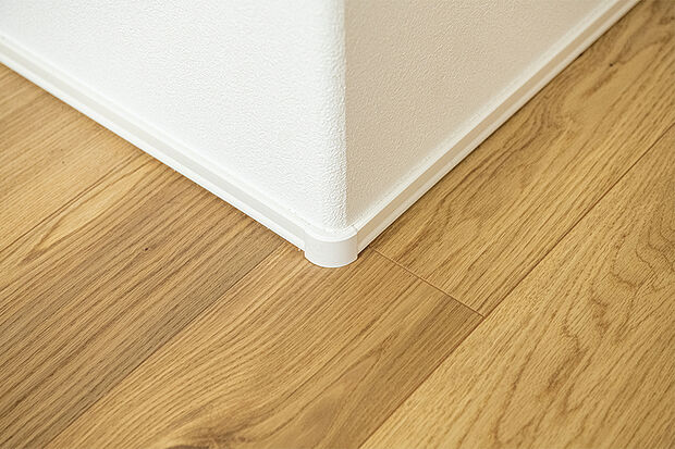 【【Rコーナー仕様】】コーナーの角に丸みを設けたRコーナー仕様。室内に優しさをもたらす他、お子様が壁にぶつかった際の衝撃も軽減します。