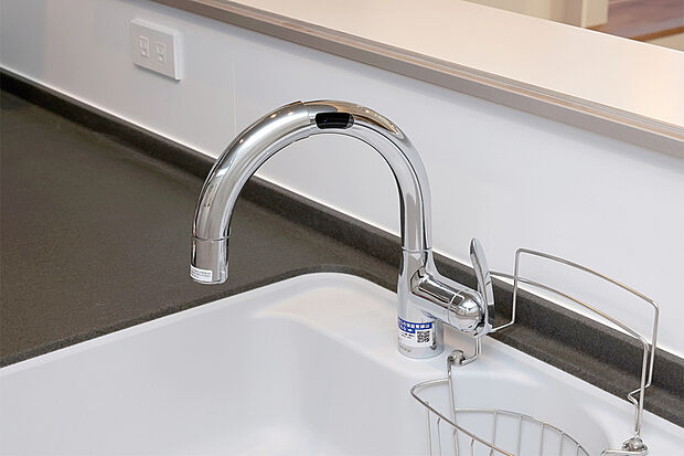 【【タッチレス蛇口一体型浄水器】】ストレスフリーな操作性で忙しい毎日をスピーディーにサポート。手間なく毎日おいしい水が使い続けられ、蛇口一体型なのでシンク下やカウンター上などキッチンをすっきり使えます。