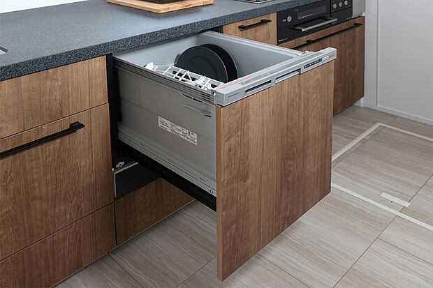 【【食器洗浄乾燥機】】食事の後片付けをサポートしてくれるビルトインタイプの食器洗浄乾燥機が標準装備。家事の時短になるだけでなく手洗いに比べて大幅に節水できる省エネタイプです。