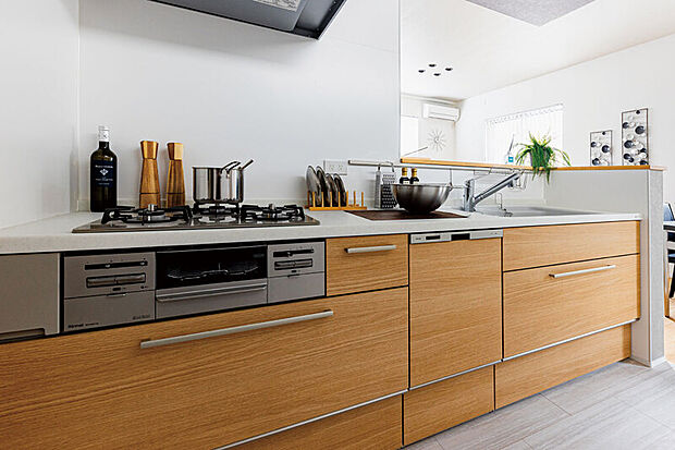 【【キッチン/トクラスBb】】デザインの美しさと機能性、ふたつの面を追求したトクラスキッチン。開放的でのびのびとした使い心地に、水栓から収納、お手入れのしやすさに至るまできめ細やかな配慮が感じられます。