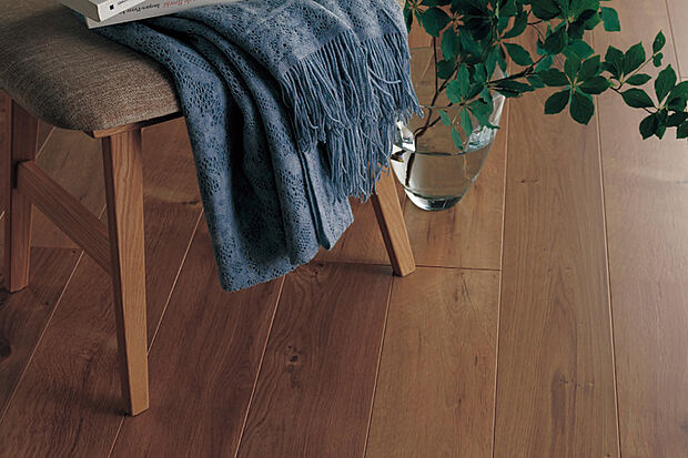 【【1F・3F：アンビエントフロアー】】美しい木目をリアルに表現したフロア材。傷や汚れに強く、お手入れも簡単です。