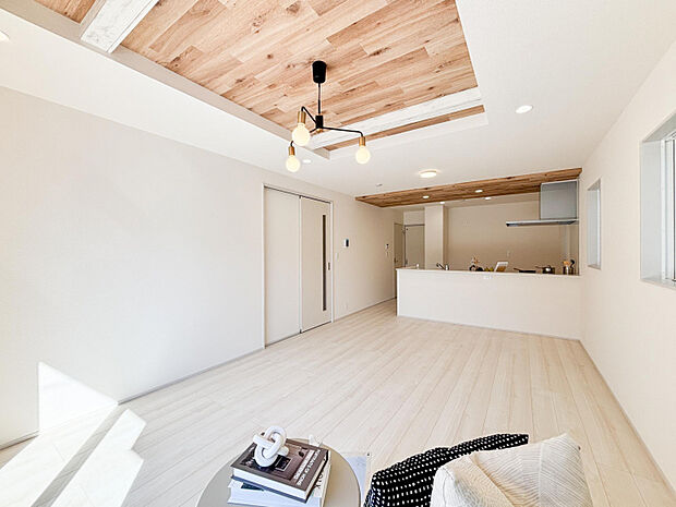 【2号棟リビング（1）】18.0帖　デザイン性が高い「折上天井」を採用。奥行きを演出しリビングが一段階おしゃれな空間になります。