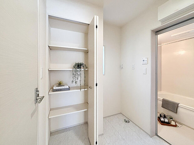 【【2号棟洗面室】】タオルなどが綺麗にまとめて収納可能で便利なサニタリー収納を設計。浴室から近く動線確保も可能です。