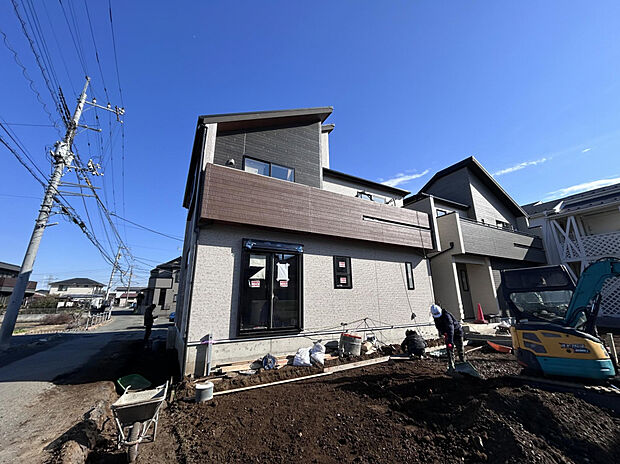 【【1号棟/外観】】キッチン横のパントリーや玄関土間収納など豊富な収納スペースを採用!