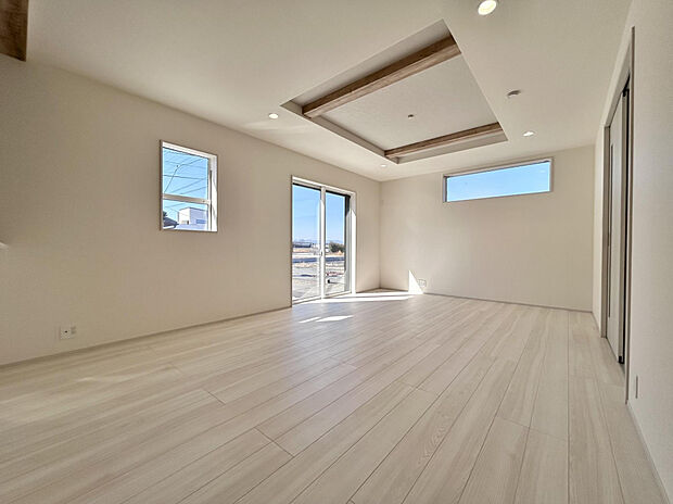 【【1号棟/リビング】18.0帖】白を基調とした床と壁により、自然光を反射して明るく清潔感のある空間が実現されています。