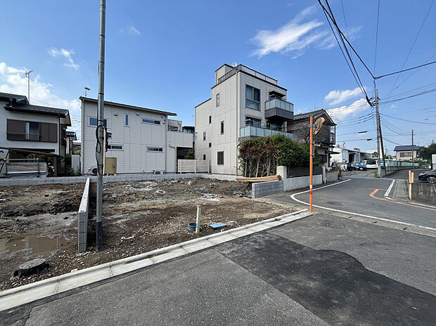 【【現地写真/2号棟】】ウォークスルークローゼットを玄関横に設計！
