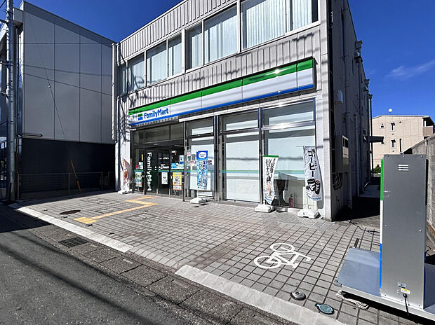 ファミリーマート入曽駅前店（約680m）
