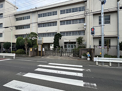 寺尾小学校 930m