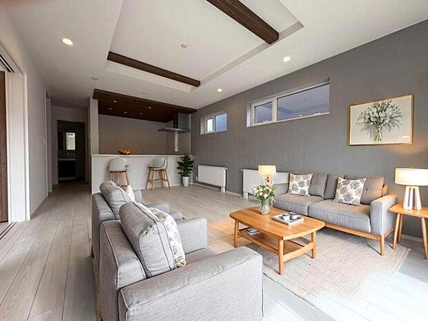 内観(1号棟) LDK(17.37帖・可動棚含)南側にリビングを配置+各所に窓を配置することで太陽の光が多く入り、開放感を感じられます。※家具・家電・雑貨類はCGとなります。販売価格には含まれておりません。