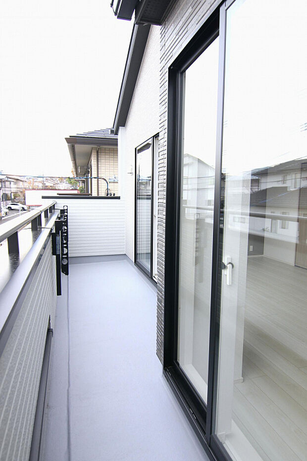 【バルコニー】 自分でアレンジすることで、洗濯物干し場ではなく、暮らしの質を上げる「+αの空間」としての魅力もあります。