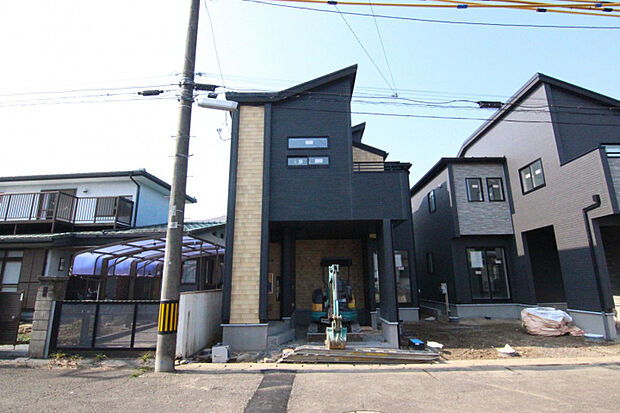 【1号棟外観】　石畳調のサイディングがアクセントとなり、スタイリッシュでお洒落な外観に！車2台駐車可能！