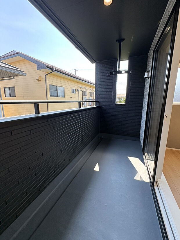 【2号棟バルコニー】 気持ち良い日差しがたっぷり入る南向きのバルコニーは洗濯物がよく乾きます♪
